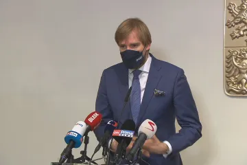 Respirátory budou od pondělí opět povinné i v práci, zkrátí se platnost testů a pojišťovny už je všem neproplatí