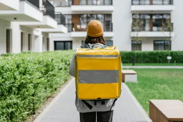 Nejen řidiči a kurýři, ale i uklízečky či opraváři. Platformová práce je na vzestupu