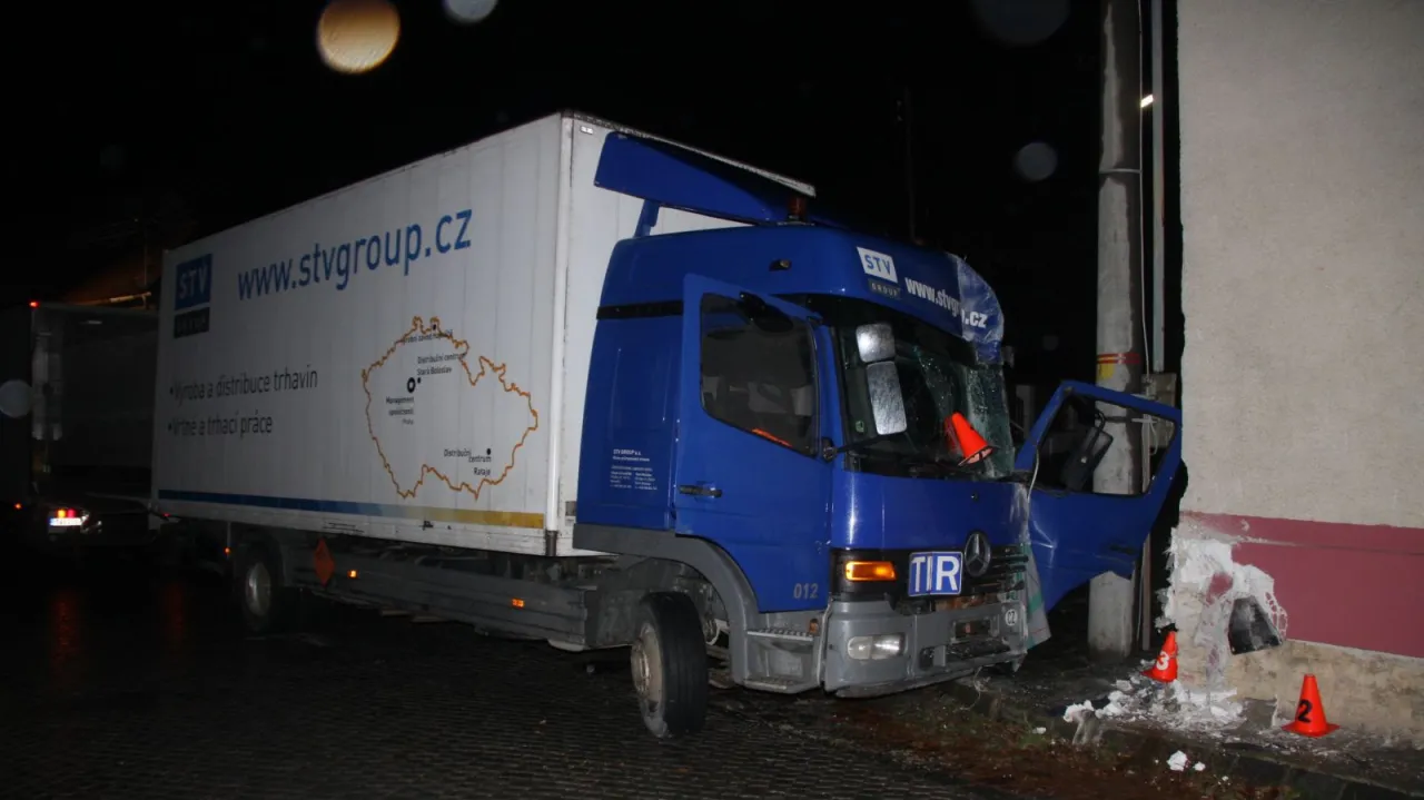 Kamion s trhavinou čelně narazil do domu — ČT24 — Česká televize