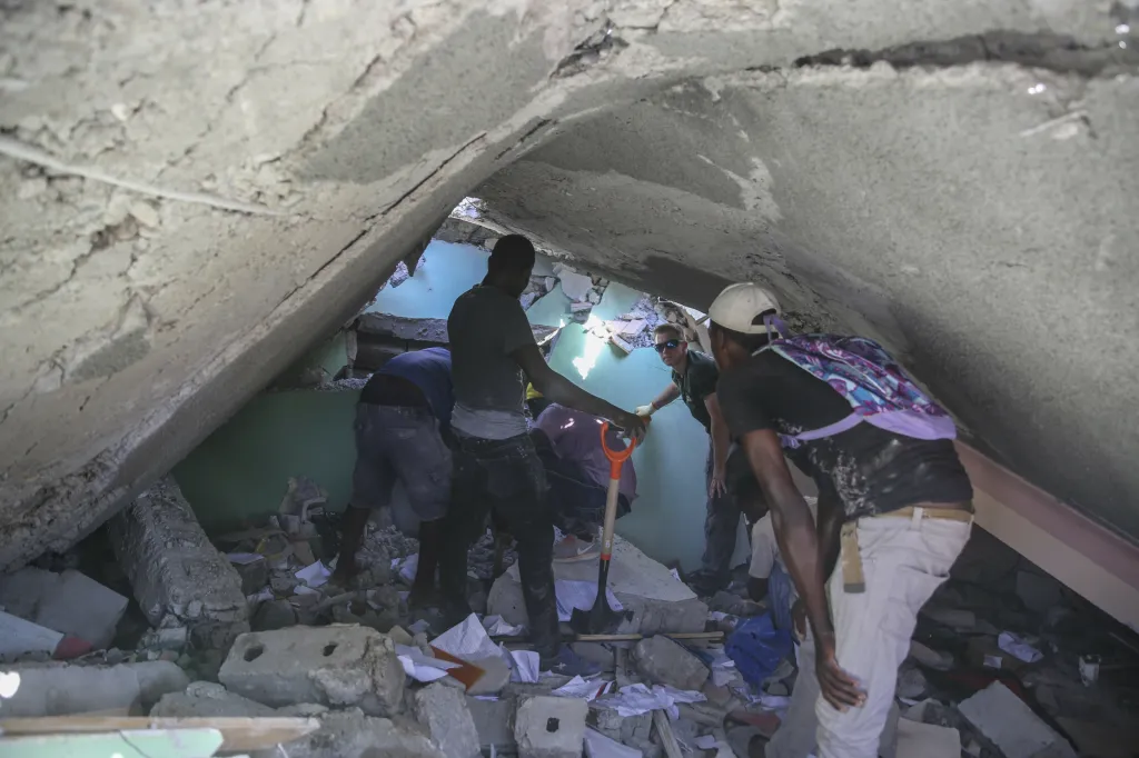 Následky zemětřesení na Haiti, které postihlo jih země, může zkomplikovat příchozí tropická bouře. Fotografie ukazují situaci ve městech Les Cayes a Saint-Louis-du-Sud