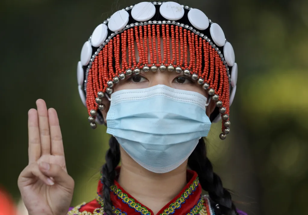 Dívka v Rangúnu, největším městě Myanmaru, dává gestem najevo sounáležitost s protestujícími