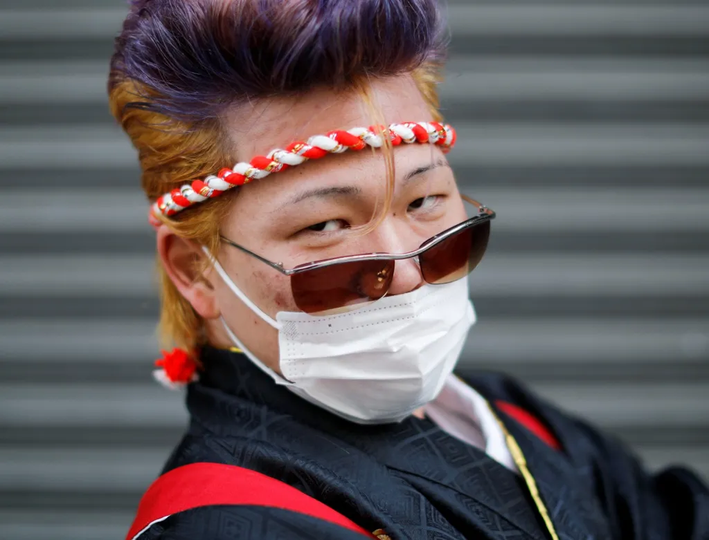 Mladí Japonci během státního svátku Dne dospělosti oslavují v ulicích města Jokohama