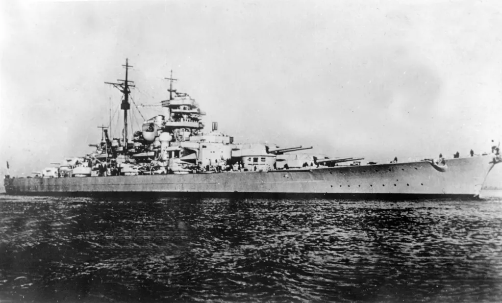 Britské námořnictvo, které Bismarck (na snímku) s doprovodným křižníkem Prinz Eugen zostudil, když 24. května poslaly ke dnu slavný bitevní křižník Hood, to ale nedopustilo