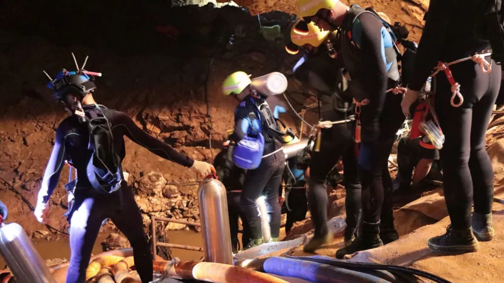 Začala evakuace školáků a trenéra ze zatopené thajské jeskyně