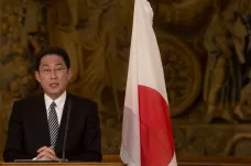 V primárkách japonské vládní strany uspěl „politik pro mír“ Kišida. Nejspíš se stane premiérem