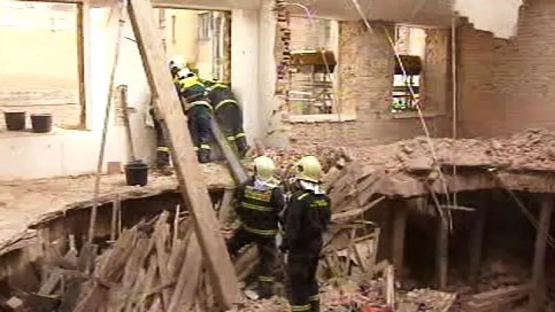 V Soukenické ulici v centru Prahy se zřítila tři patra stropů činžovního domu.