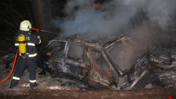 Hasič likviduje požár auta u Rackové na Zlínsku