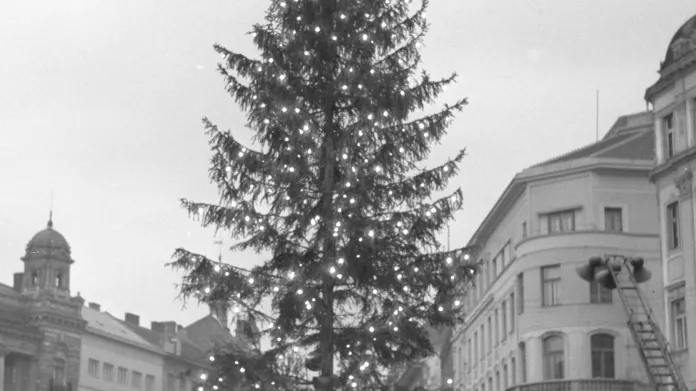 Vánoční strom na náměstí Svobody v roce 1947