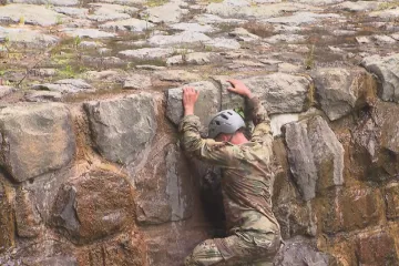 Zóna ČT24: Výsadkáři si při „pekelném závodě“ sáhli na dno svých sil