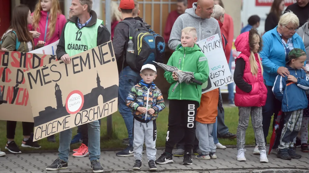 Desítky lidí protestovaly 17. května 2018 v Dolním Benešově