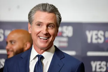 Caps Lock a vykřičníky. Newsom si vzal lekci z Trumpovy komunikace na sítích