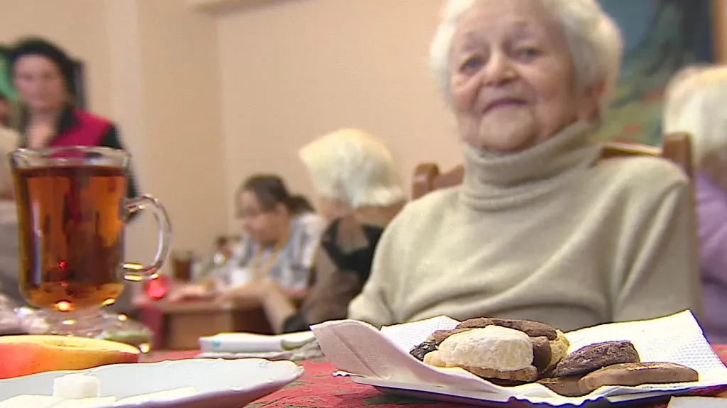 Vánoce tráví v domovech čím dál víc seniorů
