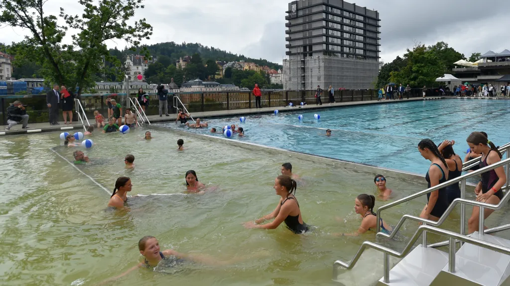 Rekonstruovaný bazén hotelu Thermal s vřídelní vodou