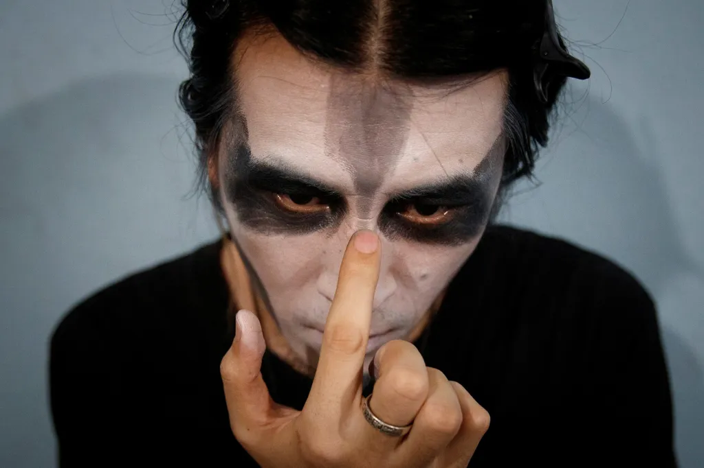 Popularita metalové hudby v Číně je na vzestupu. Na mnoha místech po celé zemi se tak konají festivaly, kde mezi hlavní hvězdy patří hlavně interpreti tohoto žánru. Na snímku je jeden z členů black metalové skupiny Bliss-Illusion, která se chystá na vystoupení v centru Omni Space v Pekingu