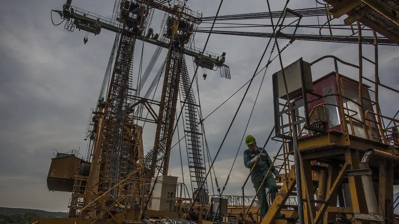 Těžba uhlí v lomu ČSA