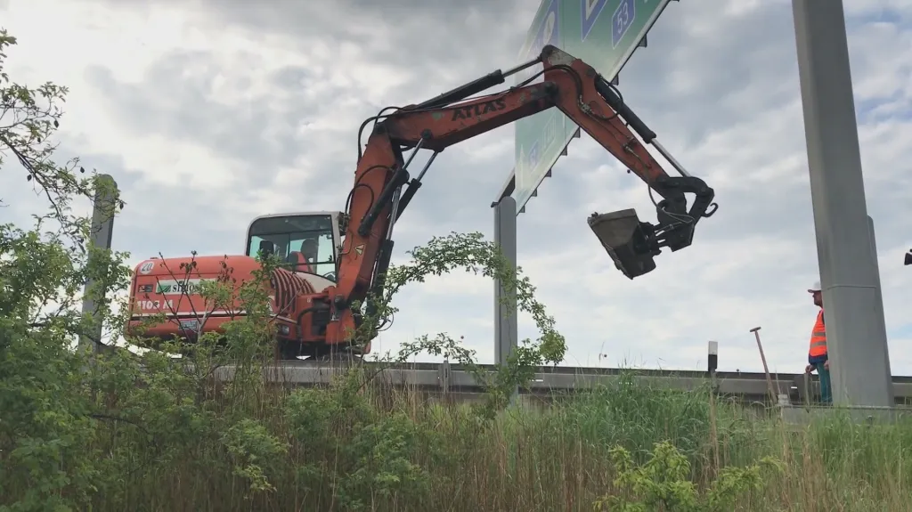 Stavba protihlukových stěn u Pohořelic