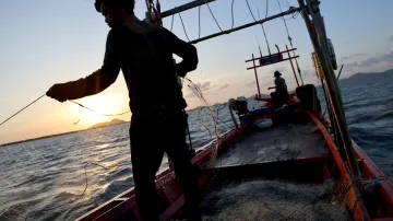 Rybář na své lodi při výlovu krabů