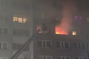 V Berlíně vzplál výškový dům, hasiči hlásí mnoho zraněných