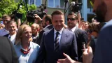Kandidát Rafal Trzaskowski před volební místností