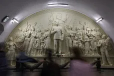 Moskevské metro „darovalo“ cestujícím repliku reliéfu se Stalinem