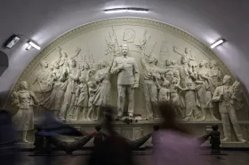 Moskevské metro „darovalo“ cestujícím repliku reliéfu se Stalinem