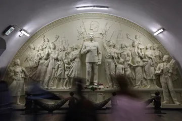 Moskevské metro „darovalo“ cestujícím repliku reliéfu se Stalinem