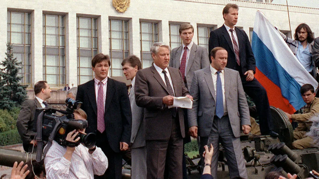 Boris Jelcin na barikádě před moskevským Bílým domem