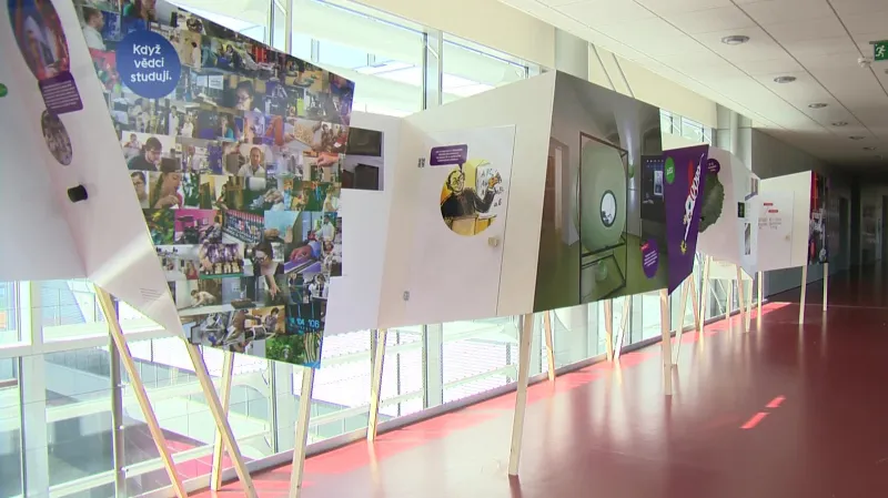 Pohyblivé panely skrývají i improvizované laboratoře