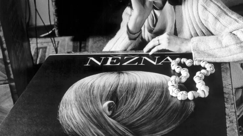 Olga Vyleťalová s plakátem k filmu Něžná