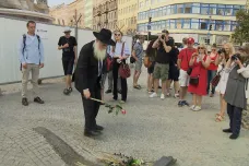 Květina za Palacha i za svobodu. Trojice statečných, kteří veřejně odmítli okupaci, dorazila do Česka 