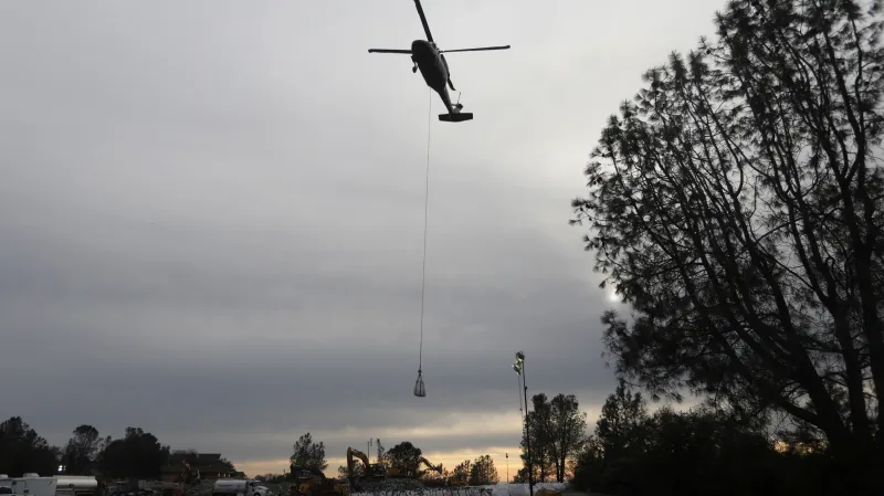 Vrtulník s nákladem kamene