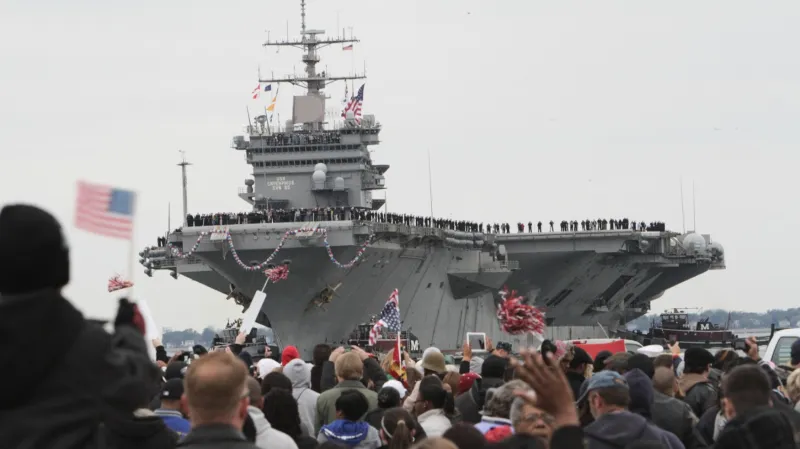 Letadlová loď Enterprise naposled připlouvá do svého domovského přístavu