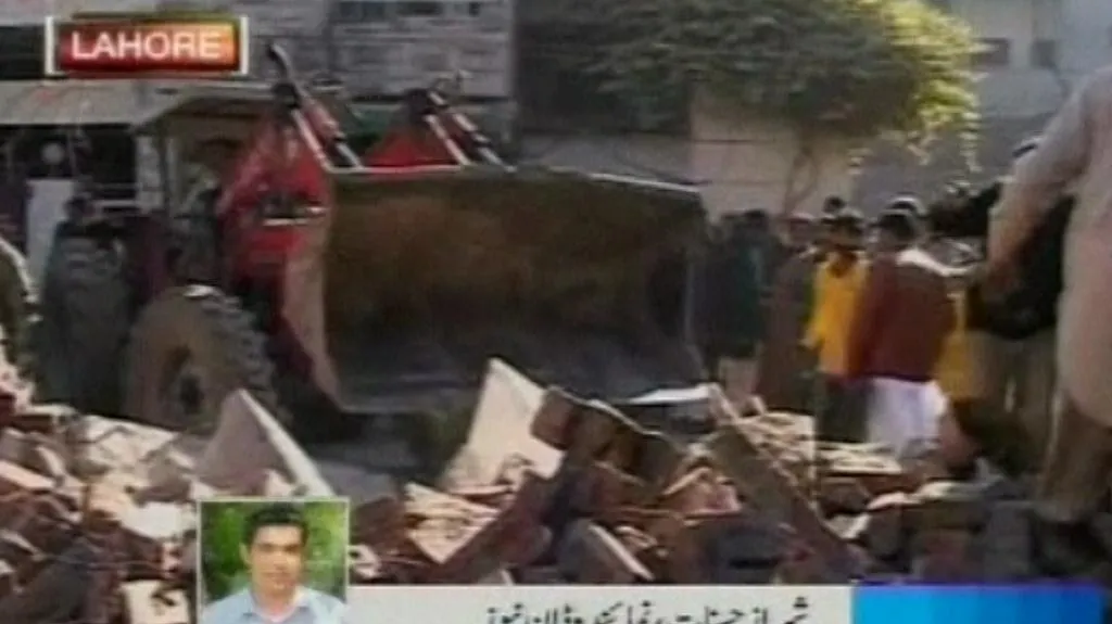 Trosky budovy v Pákistánu