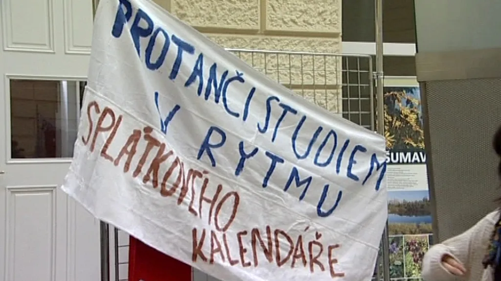 Vysokoškoláci připravují transparenty pro úterní demonstraci