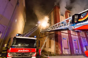 V bývalé textilce zřejmě shořely vzácné historické exponáty. Požár mohl být založen úmyslně