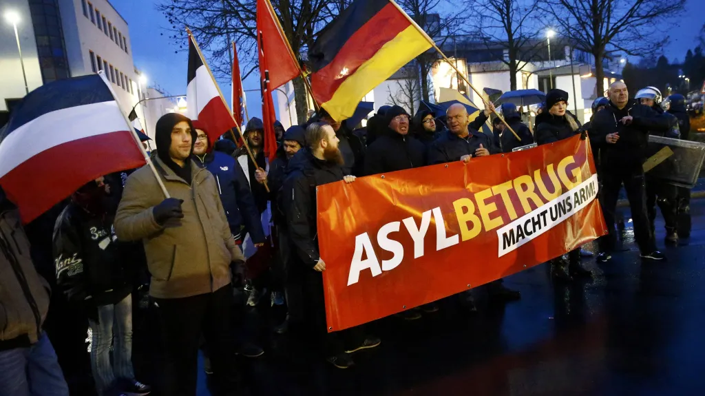 Demonstrace proti migrantům v německém Büdingenu