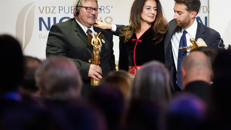 Jozef Kuciak s oceněním Zlatá Viktorie. Vedle něho sestra a syn Daphne Caruanové Galiziové