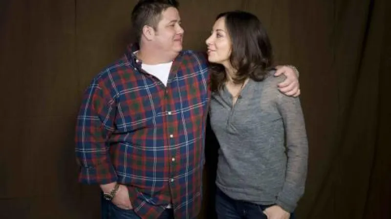 Chaz Bono (vlevo) a Jennifer Eliaová na premiéře dokumentu Becoming Chaz o Chazově změně pohlaví na Sundance Film Festivalu 2011