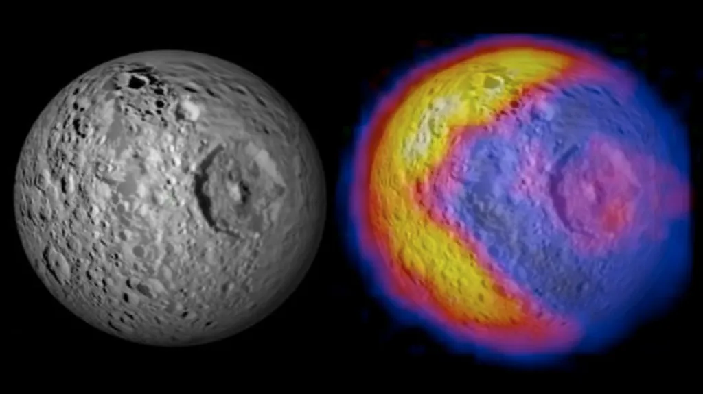Mimas vyfocený normálně (vlevo) a termograficky (vpravo)
