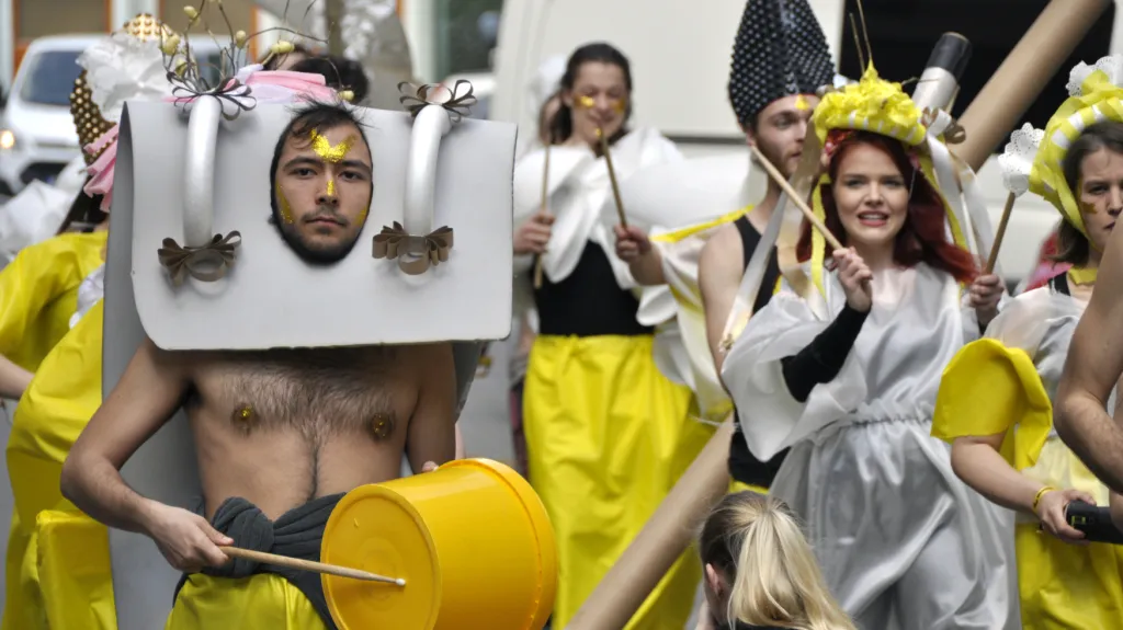 Festival zahájili studenti brněnské divadelní fakulty kostýmovaným průvodem