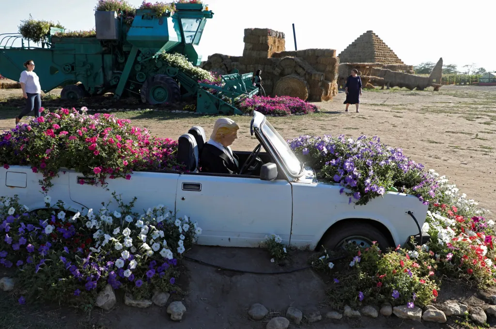 Členové zemědělského podniku Ponomarijovo v osadě Krasnoje v Rusku se amatérsky věnují „zemědělskému“ umění. Zpříjemňují si práci stavěním svérázných děl. Na fotografii je zachycen americký prezident Donald Trump v květinové výzdobě