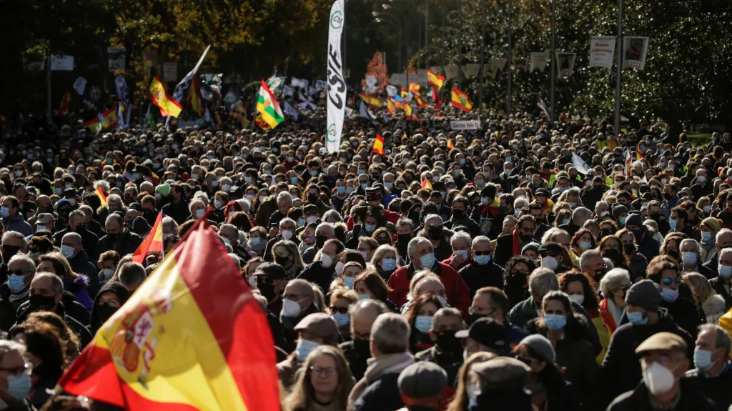 Účastníci protestu v Madridu