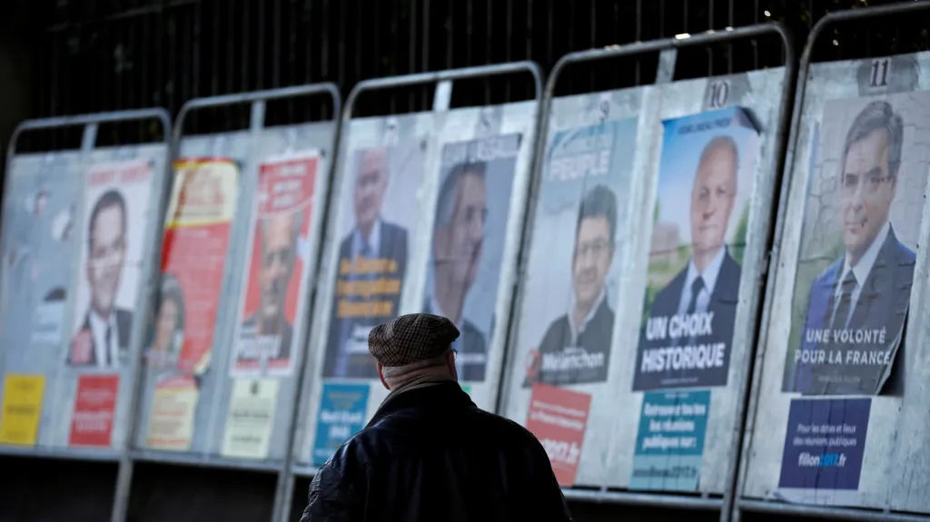 Volební plakáty před francouzskými volbami