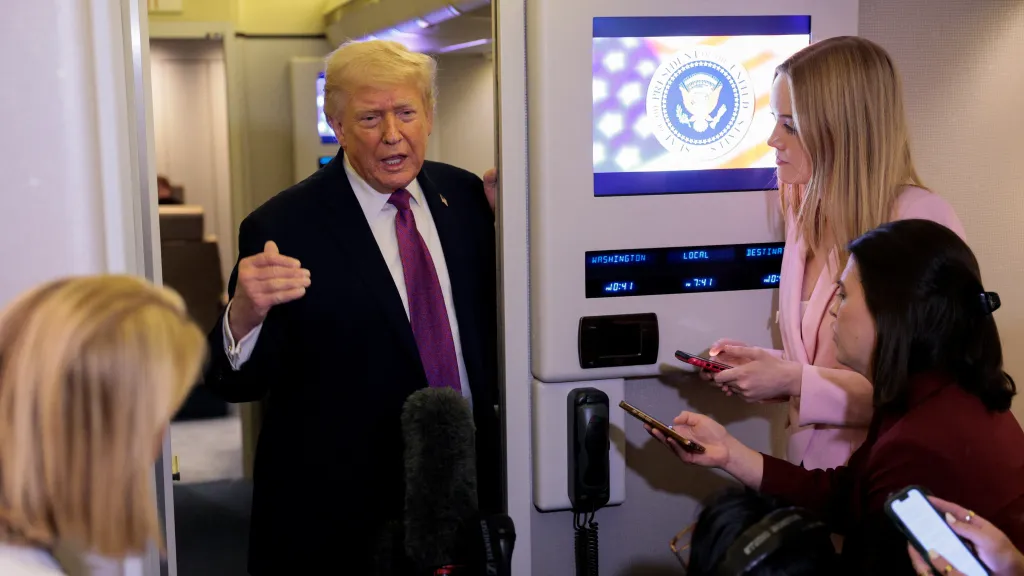Americký prezident Donald Trump hovoří na palubě Air Force One s novináři, 17. dubna 2026