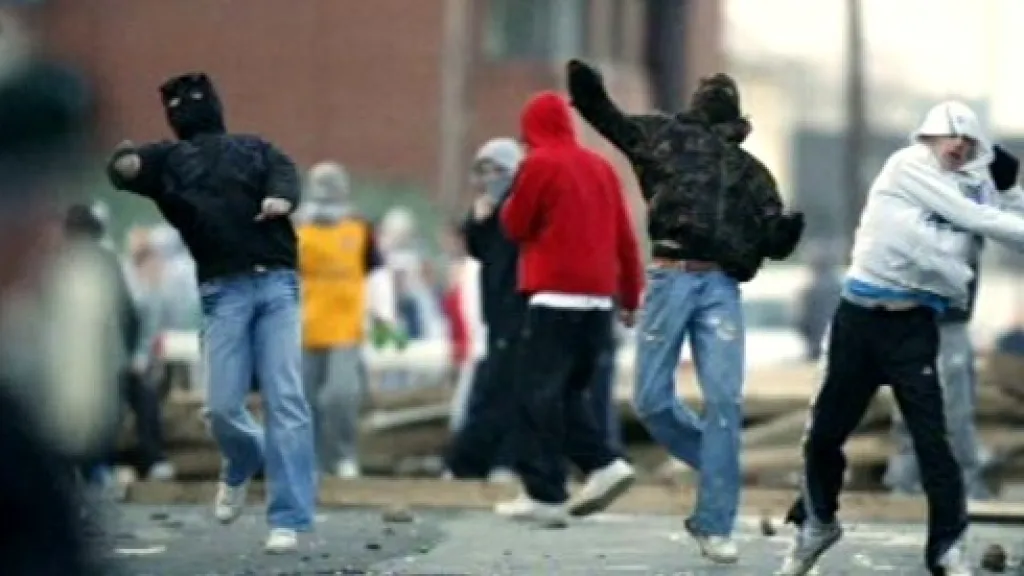 Irští mladíci napadli policejní auta