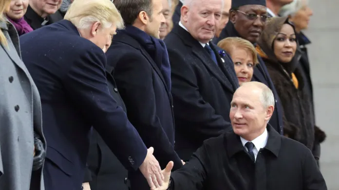 Prezidenti Trump a Putin si v Paříži podali ruku