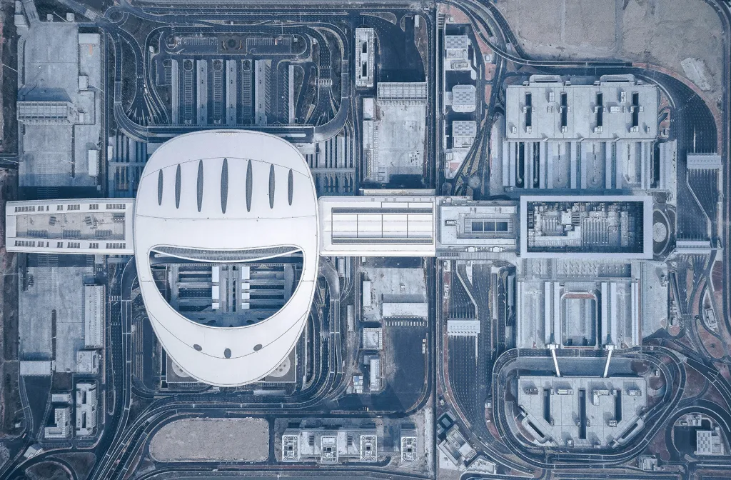 Letecký pohled na stavby hraničních kontrol a celnic v Hongkongu