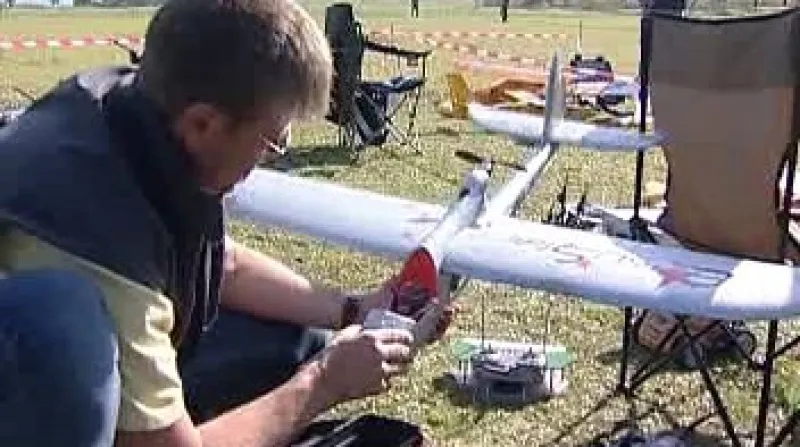 Symbolické zavírání nebe před zimou pořádali členové Leteckého modelářského klubu ve Skovicích u Čáslavi.