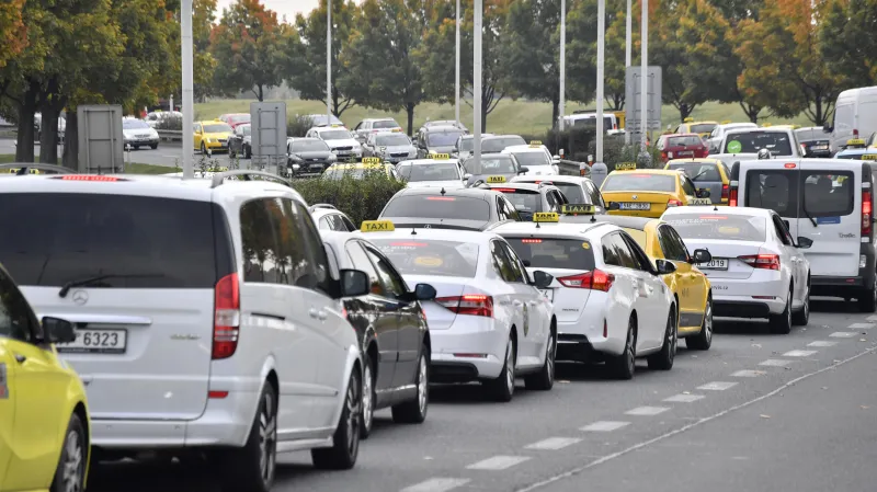 Kolona v Aviatické během protestu taxikářů