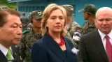 Robert Gates a Hillary Clintonová v demilitarizovaném pásmu mezi Korejemi